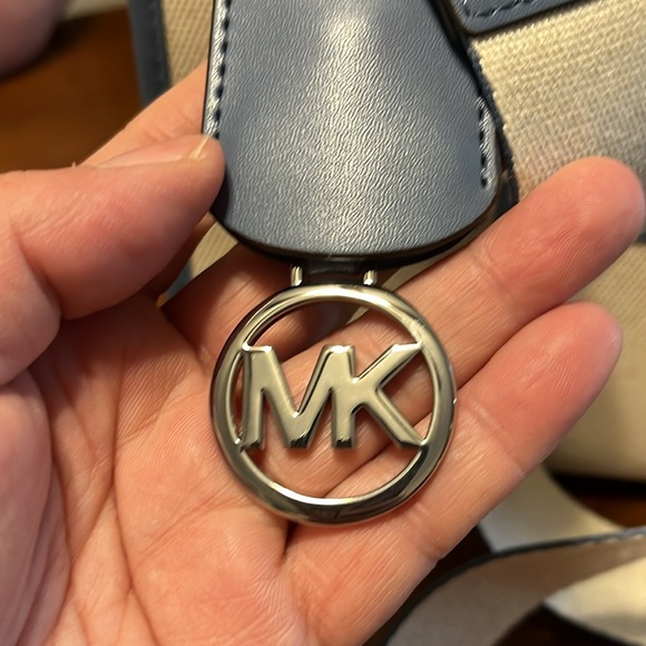 Michael Kors Mirella CrossBody with detachable strap - Picture 6 of 9